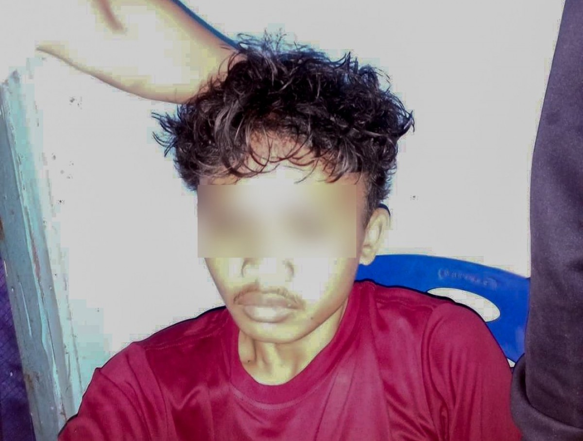 Pelaku pencurian saat berhasil diamankan warga.(Vitrya for jatimnow.com)