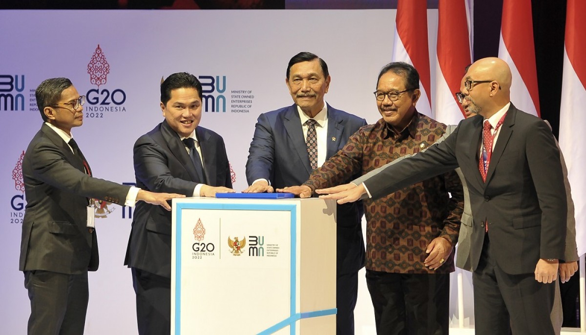 Menteri BUMN Erick Thohir (kedua kiri), Wakil Menteri BUMN I Pahala Nugraha Mansury (kiri) pada acara State Owned Enterprises (SOE) International Conference di Bali Nusa Dua Convention Center, Senin (17/10). (Foto: SIG for jatimnow.com)