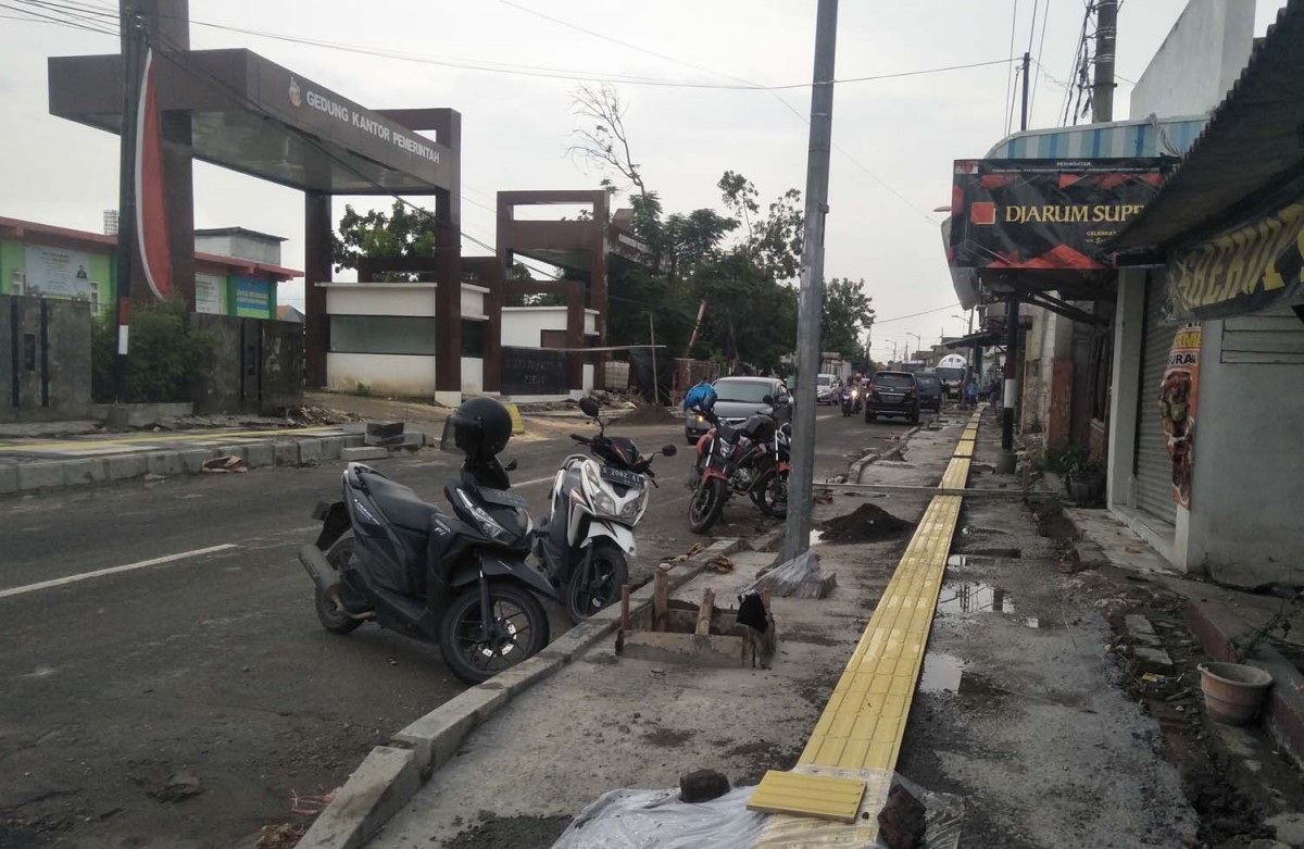 Pemasangan granit pada trotoar di Jalan Dr Cipto, Bojonegoro (Foto-foto: Misbahul Munir/jatimnow.com)