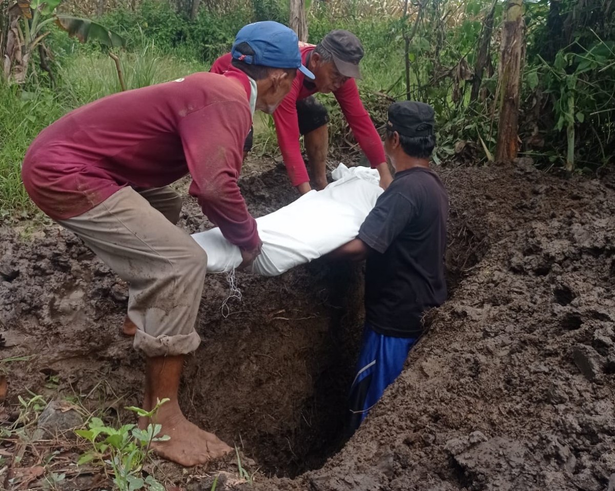 Proses pemakaman jenazah gelandangan di belakang RSUD Harjono.(Foto: Dok. RSUD Harjono)