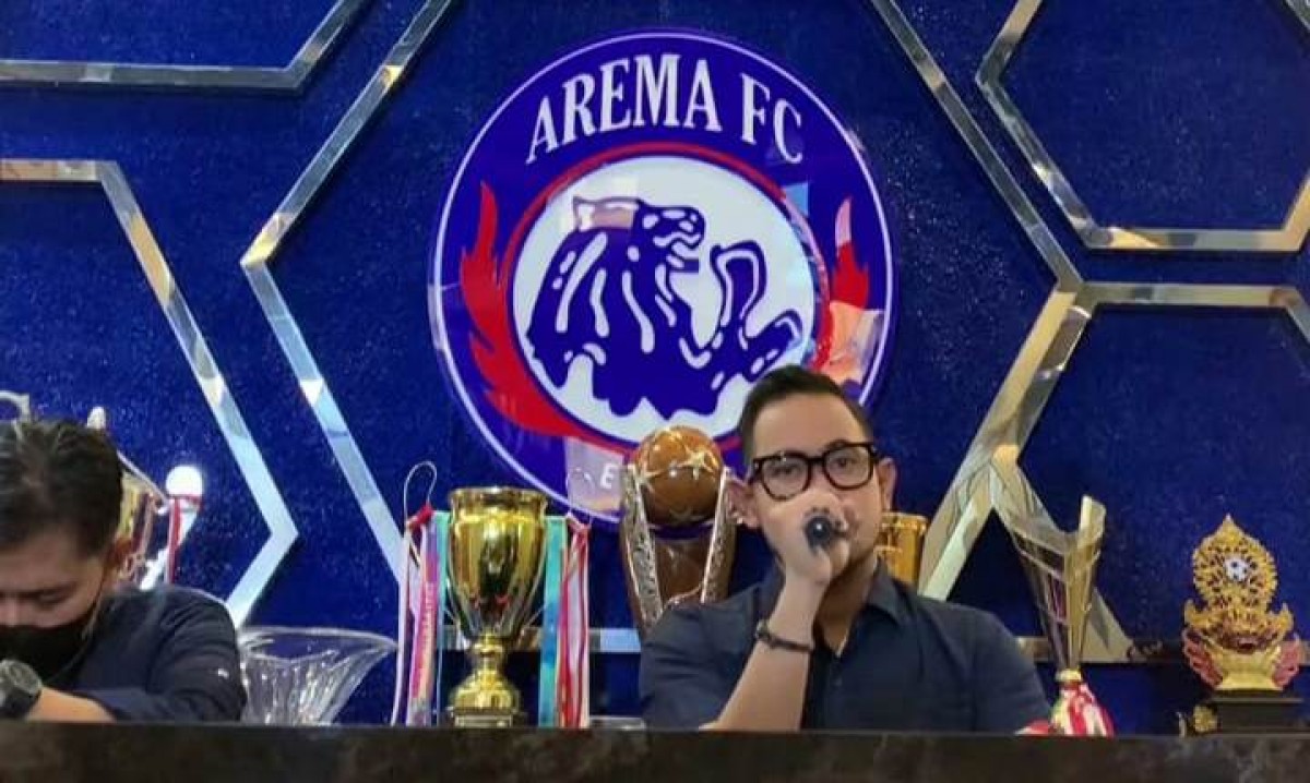 Gilang menyampaikan pengunduran dirinya saat konferensi pers di kantor Arema.(Foto: Galih Rakasiwi)