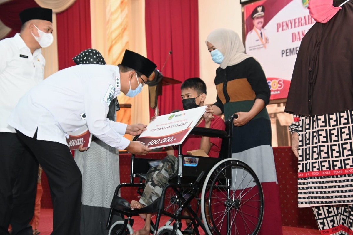 Gus Ipul menyalurkan Bansos kepada penyandang disabilitas dan warga kurang mampu. (foto: Moch Rois).