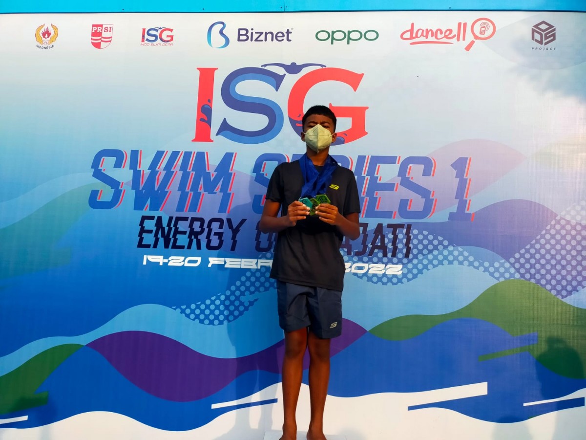 Muhammad Hafiz Rizal Wibowo saat menjerima medali Kejuaraan Nasional (Kejurnas) Renang di GBK Jakarta.(Foto:Nofi for jatimnow.com)