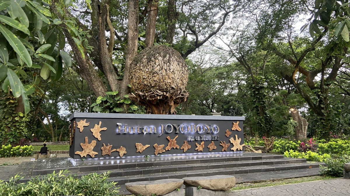 Hutan Joyoboyo Kota Kediri kerap terlihat wanita duduk menangis dengan anaknya. (foto: Yanuar Dedy/jatimnow.com)