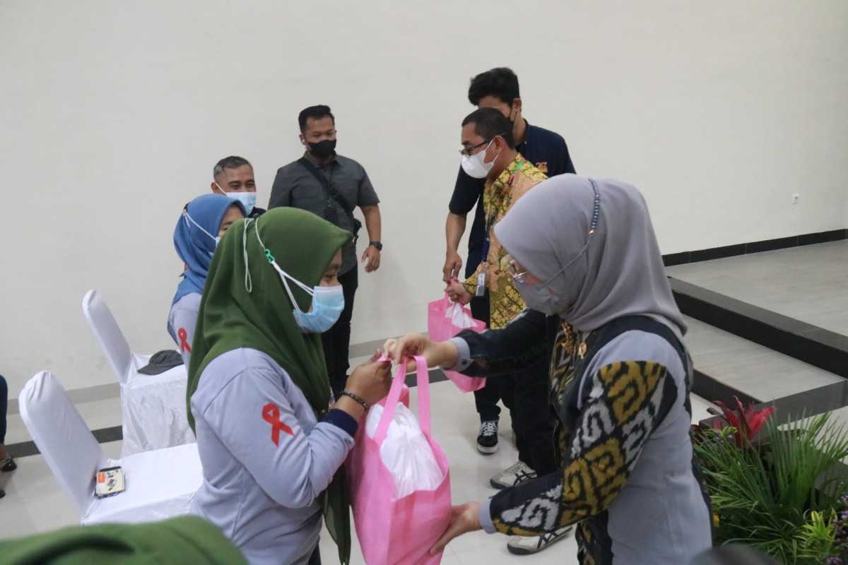 Menteri Ketenagakerjaan Ida Fauziyah saat menyalurkan BSU.(Foto: Diskominfo Kabupaten Mojokerto for jatimnow.com)