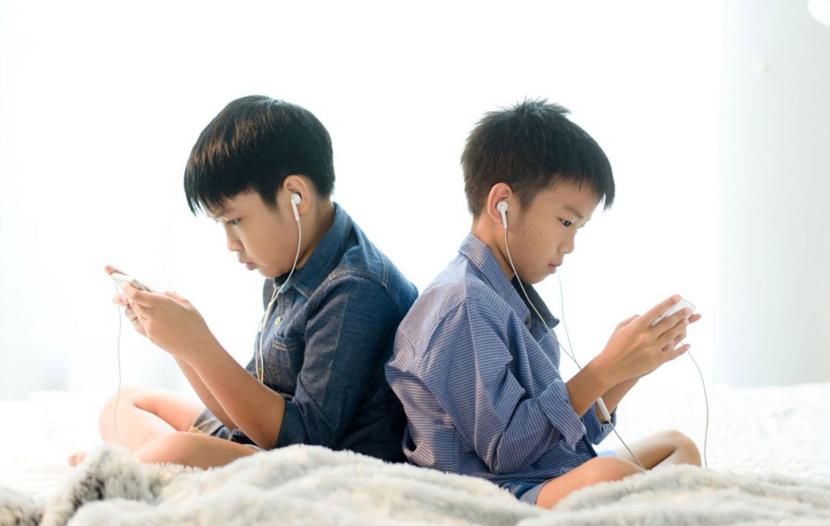 Ilustrasi anak-anak sedang bermain handphone (Foto: AMRO Institute for jatimnow.com)