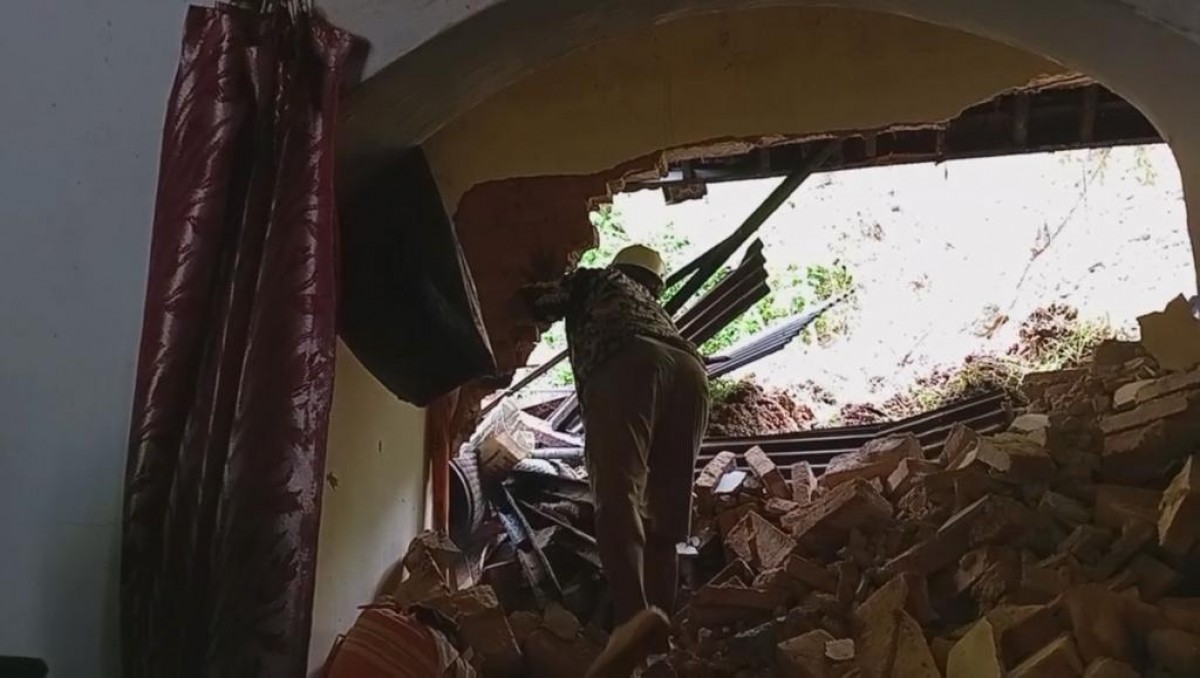 Ilustrasi longsor menimpa rumah di Ponorogo (Foto: Mita Kusuma/jatimnow.com)