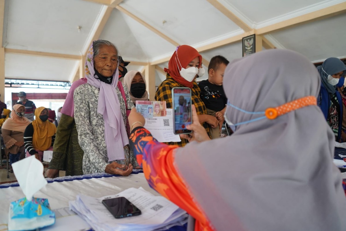 Penyaluran BLT BBM oleh Pemkab Kediri (Foto: Humas Pemkab Kediri/jatimnow.com)