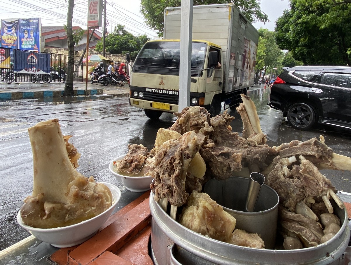 Sensasi Krokot-krokot Bakso Iga Cak Met Pare di Tengah Hujan Syahdu
