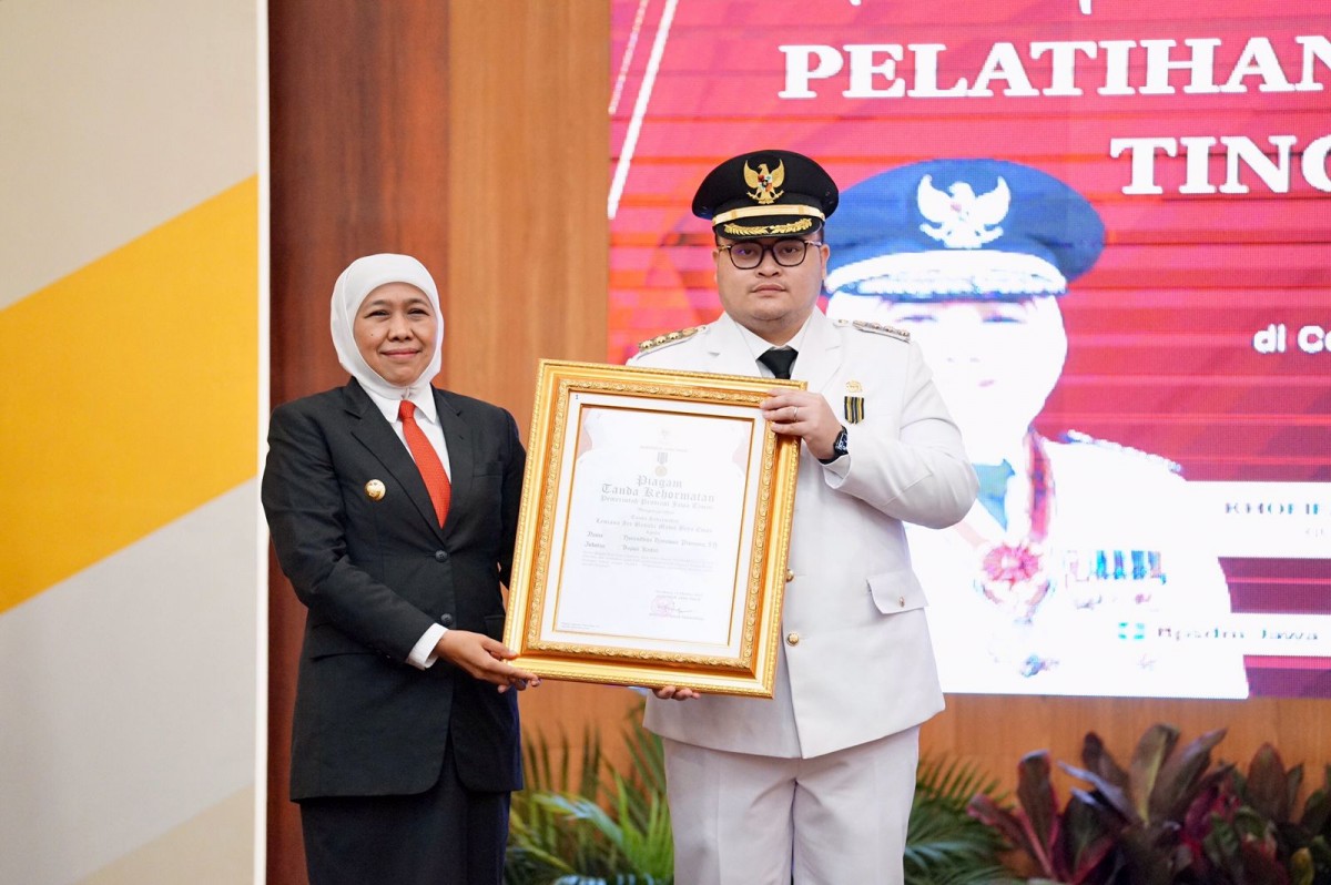 Bupati Kediri Hanindhito Himawan Pramana (Mas Dhito) menerima penghargaan lencana Jer Basuki Mawa Beya Emas (Foto: Humas Pemkab Kediri/jatimnow.com)