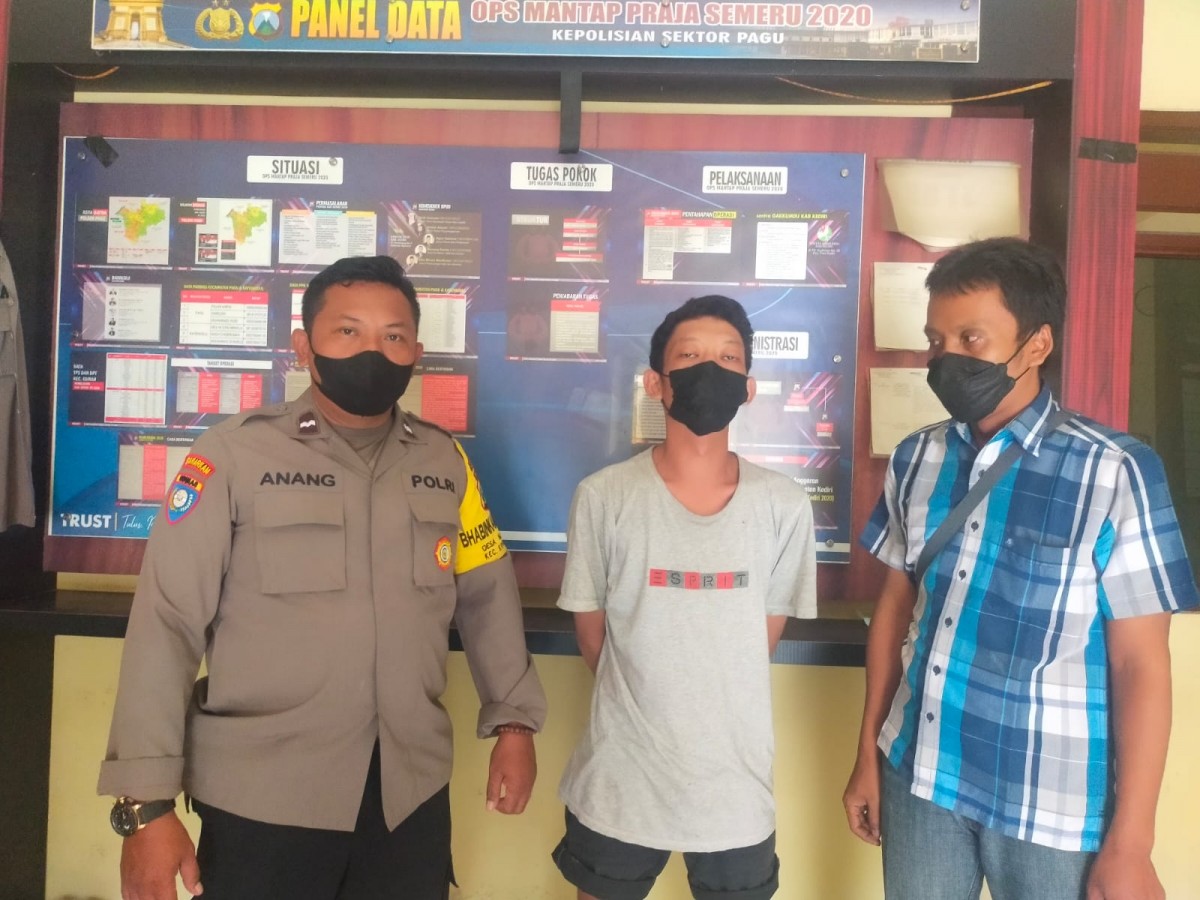 Pelaku saat diamankan di Polsek Pagu (Foto: Humas Polsek Pagu/jatimnow.com)