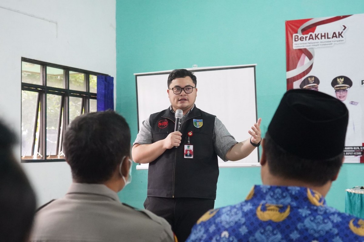 Bupati Kediri Hanindhito Himawan Pramana (Mas Dhito) saat meninjau verifikasi dan validasi data terpadu di Papar (Foto: Humas Pemkab Kediri/jatimnow.com)