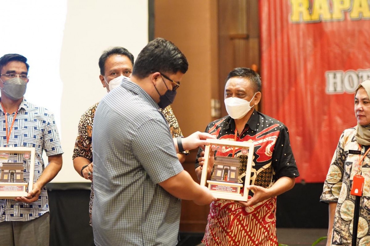 Mas Dhito dalam rapat evaluasi PBB-P2 di Bandung (Foto: Humas Pemkab Kediri/jatimnow.com)