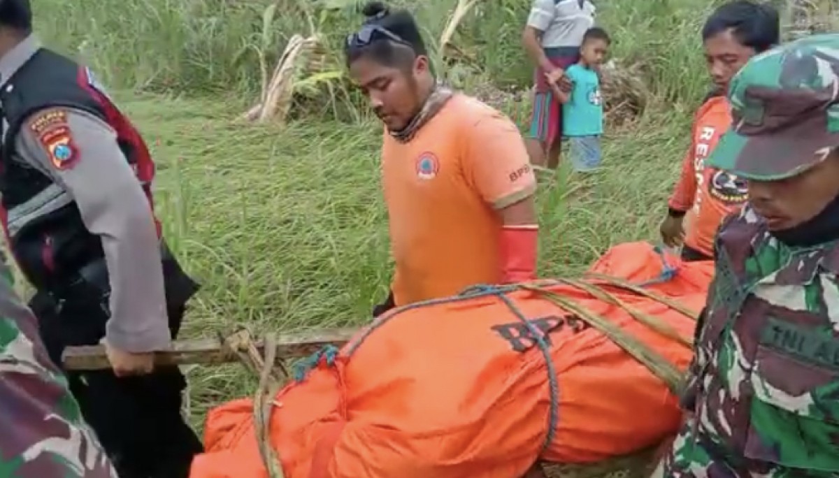Evakuasi jenazah salah satu korban truk hanyut di Blitar (Foto: Polres Blitar/jatimnow.com)