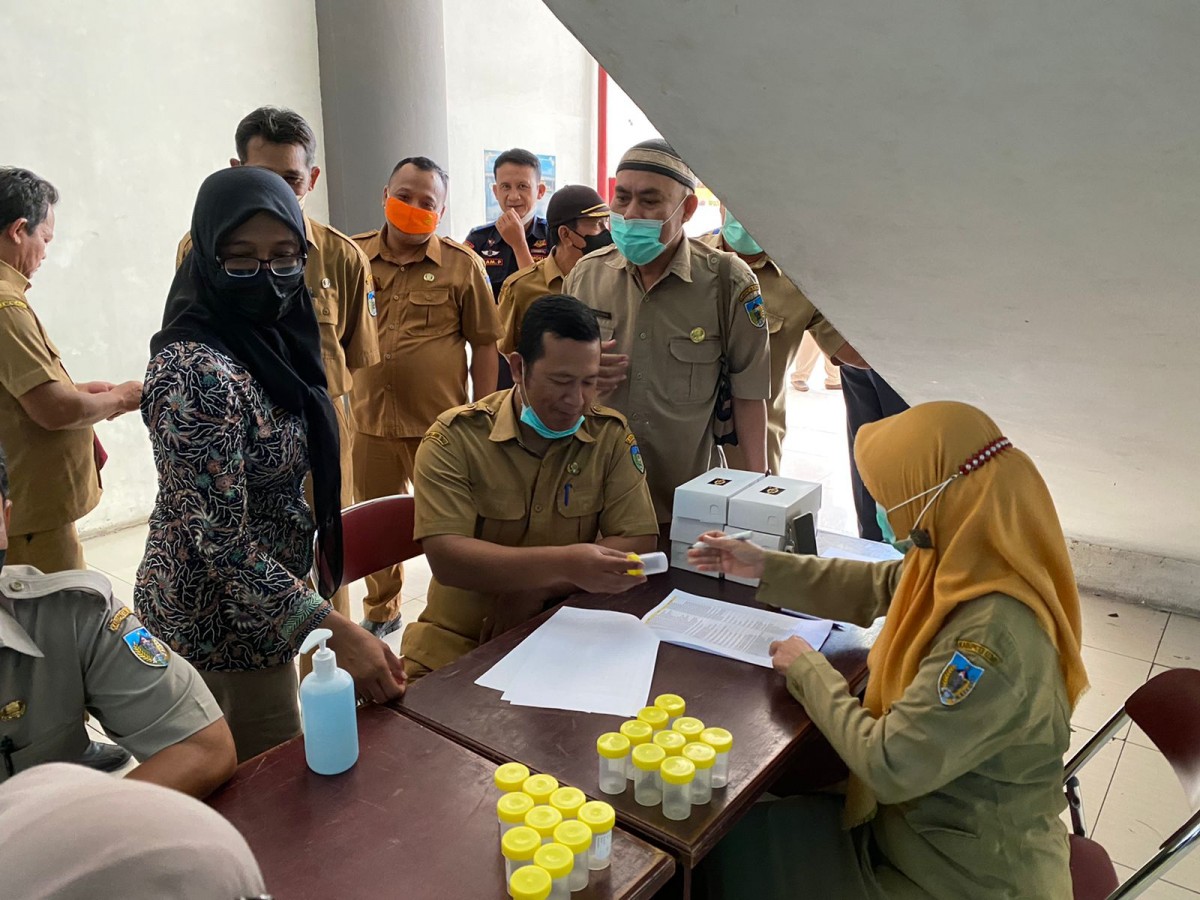 Tes urine ASN Pemkab Kediri (Foto: Humas Pemkab Kediri/jatimnow.com)