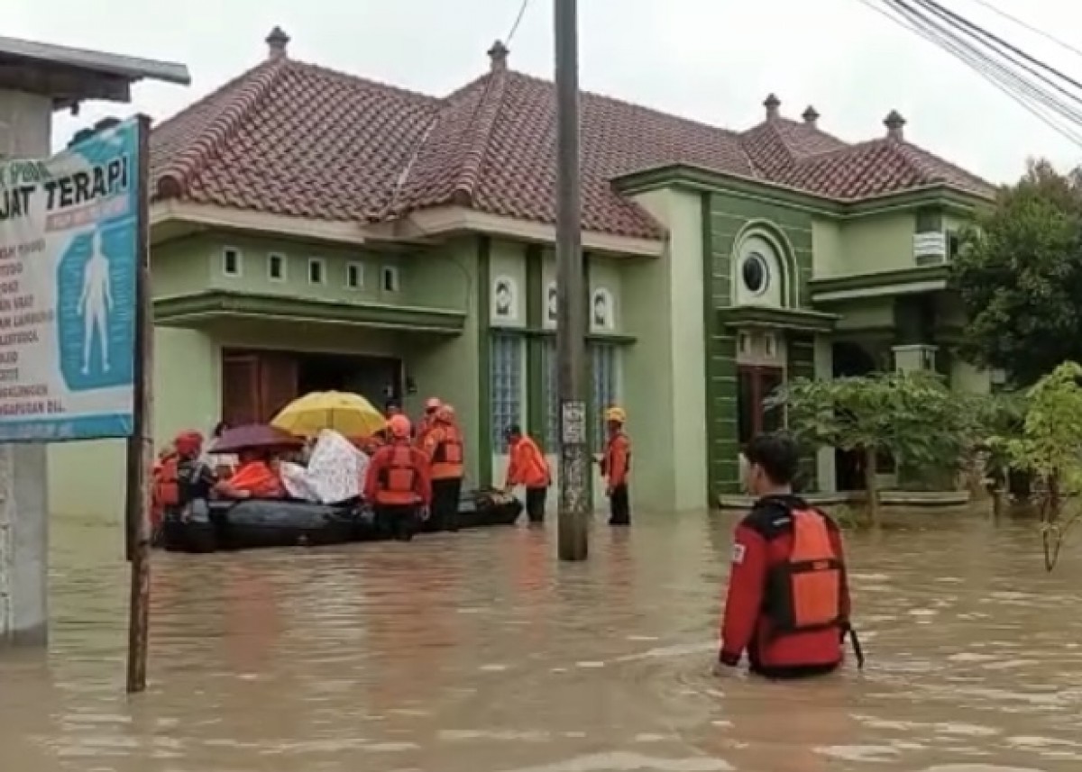 Proses evakuasi warga yang terjebak di rumah. (Foto: Antok for jatimnow.com)