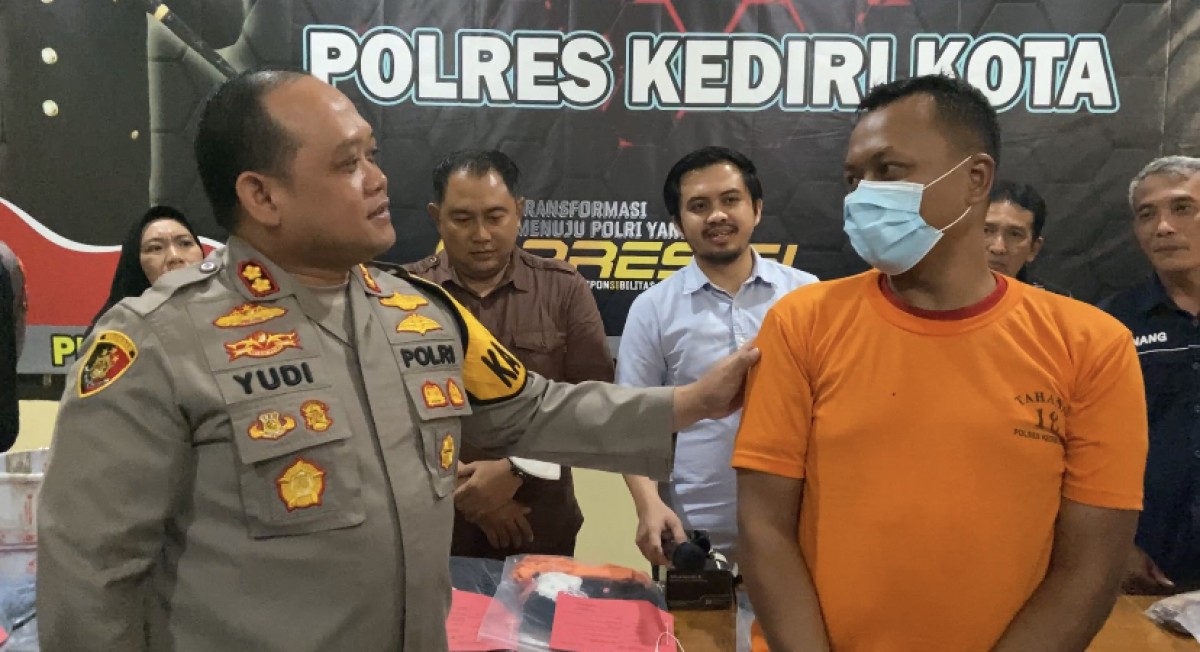 Kapolres Kediri Kota berinteraksi dengan pelaku perampokan Bank BPR. (Foto: Yanuar Dedy/jatimnow.com)