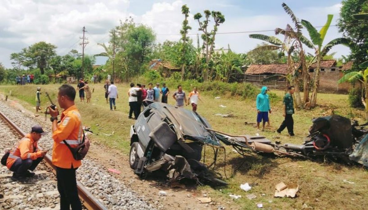 Kondisi mobil setelah ditabrak Kereta Api Kertanegara di Nganjuk. (Foto: Daop 7 Madiun for jatimnow.com)