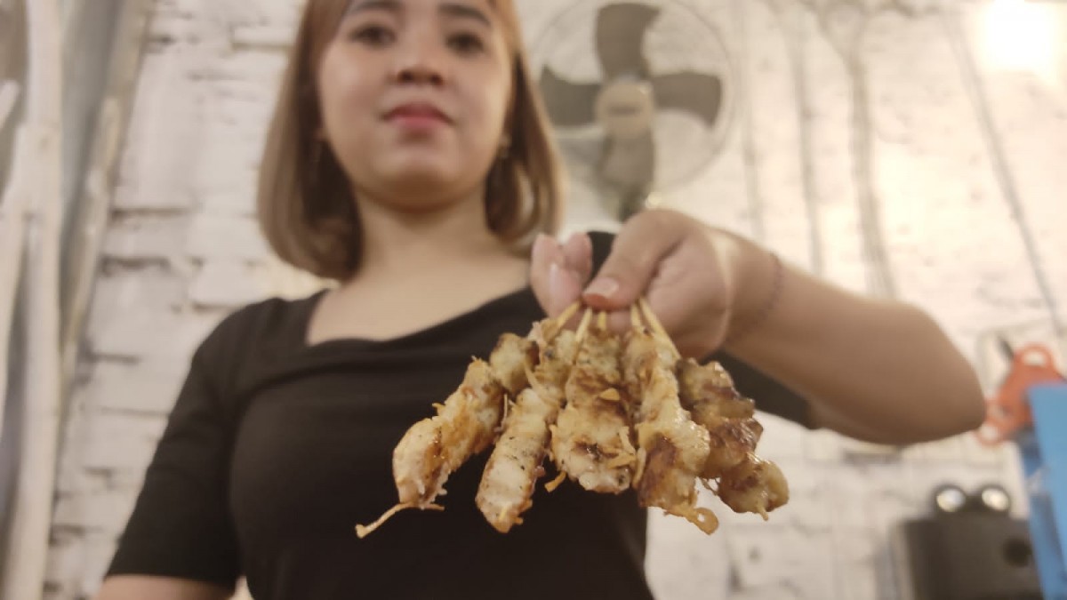 Diana Mega Putri menunjukkan Sate Taichan buatannya (Foto-foto: Elok Aprianto/jatimnow.com)