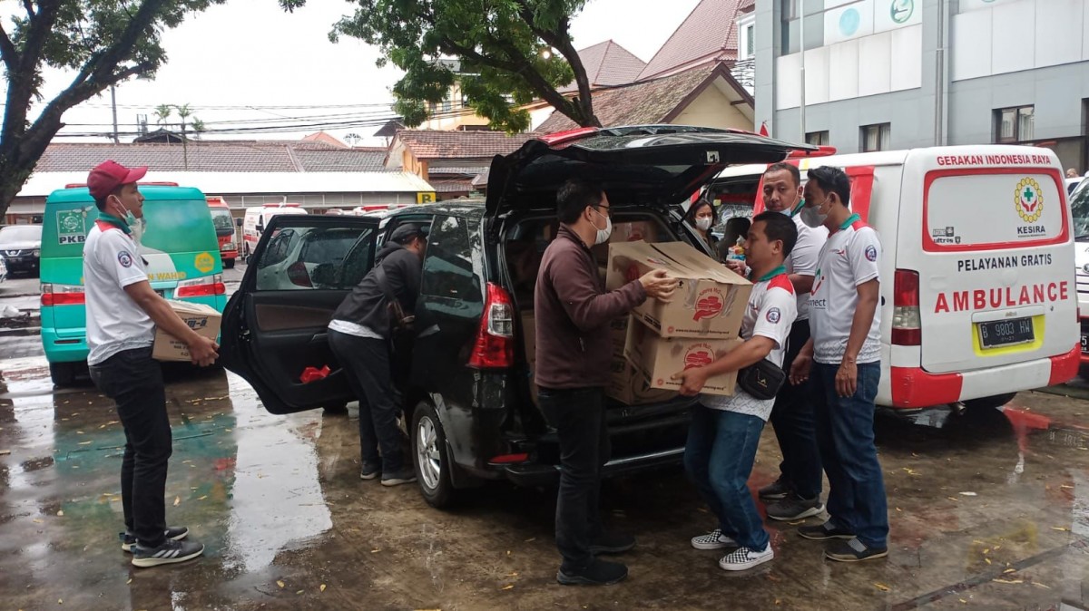 Bank Jatim saat berkunjung pada salah satu keluarga korban di Kelurahan Bareng, Kecamatan Klojen, Malang (Foto: Bank Jatim/jatimnow.com)