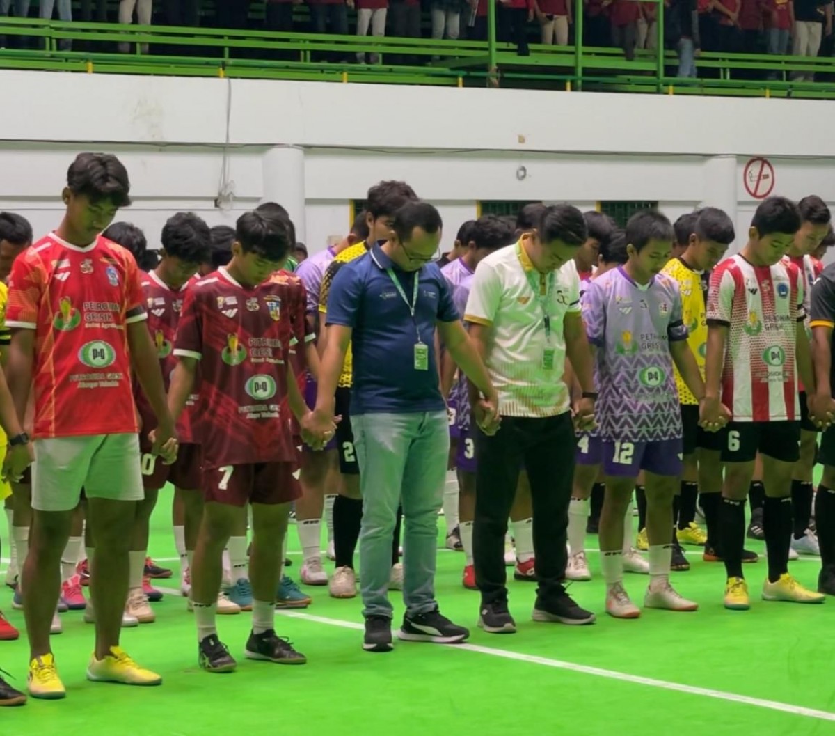 Panitia, pemain dan suporter PGFC saat mengheningkan cipta (Foto: Panitia PGFC)