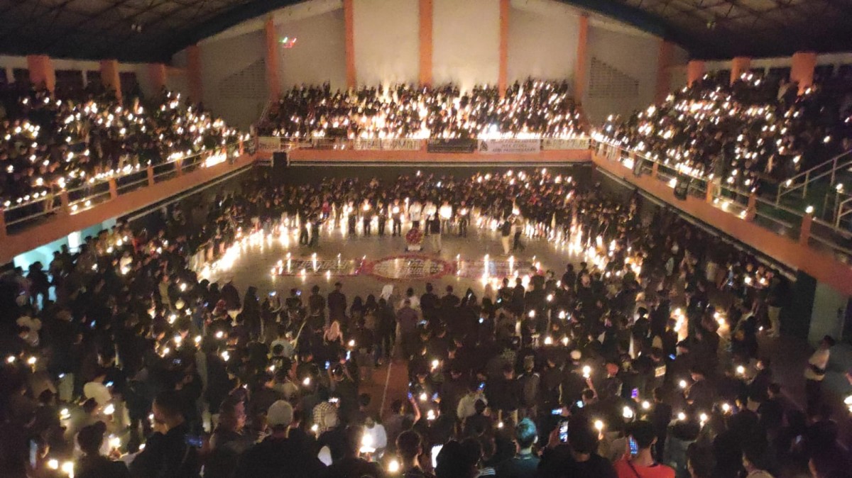 Suasana doa bersama elemen suporter dan polisi di GOR Merdeka Jombang (Foto: Elok Aprianto/jatimnow.com)