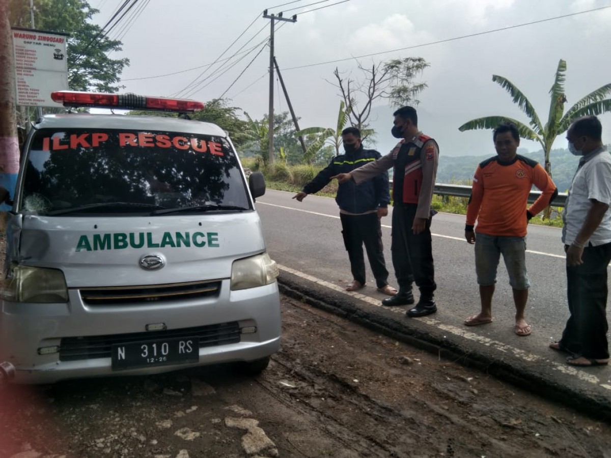 Ambulans yang terlibat kecelakaan di Mojokerto (Foto: Nor for jatimnow.com)