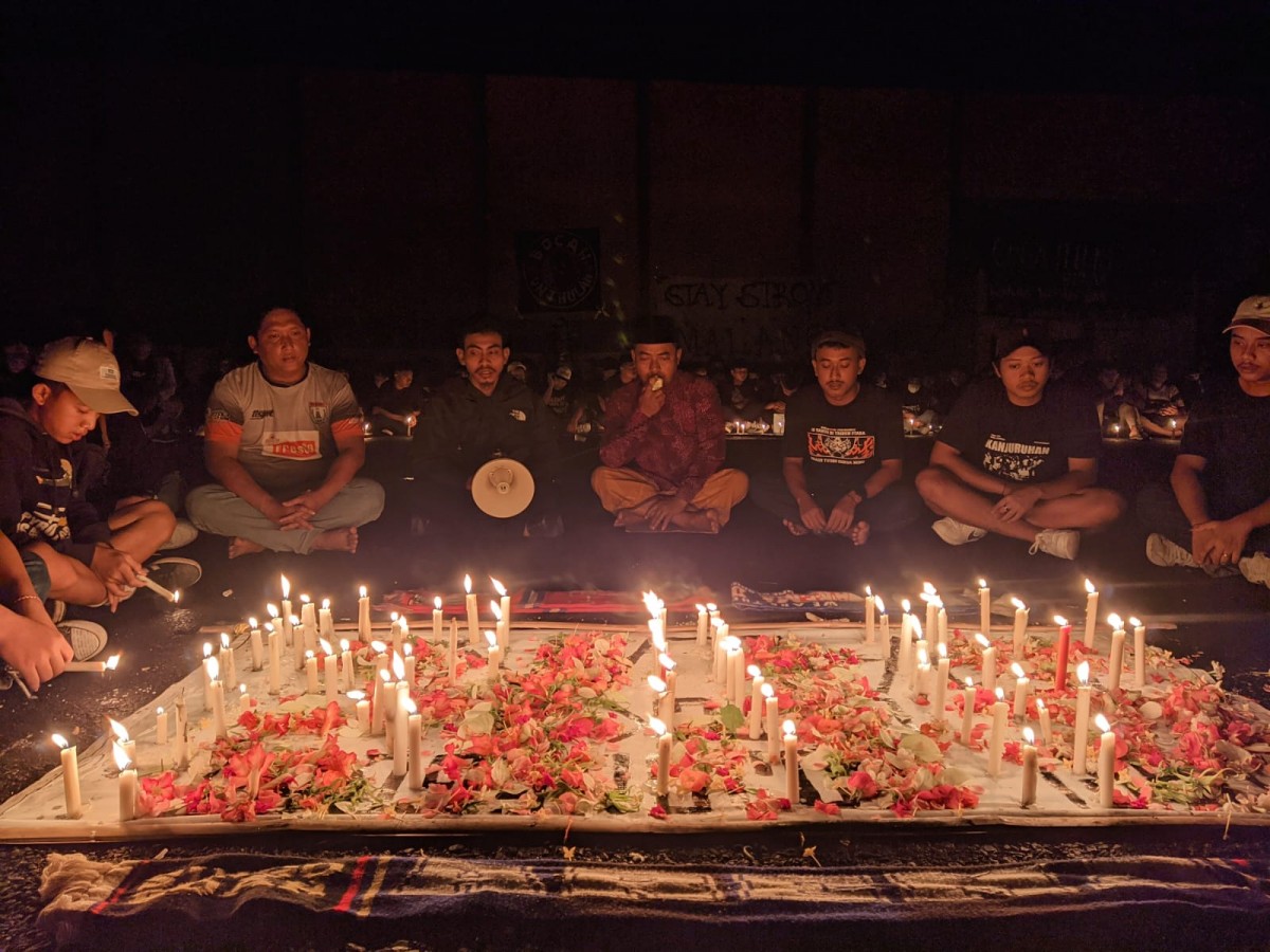 Doa bersama yang digelar suporter di Bojonegoro (Foto: Misbahul Munir/jatimnow.com)