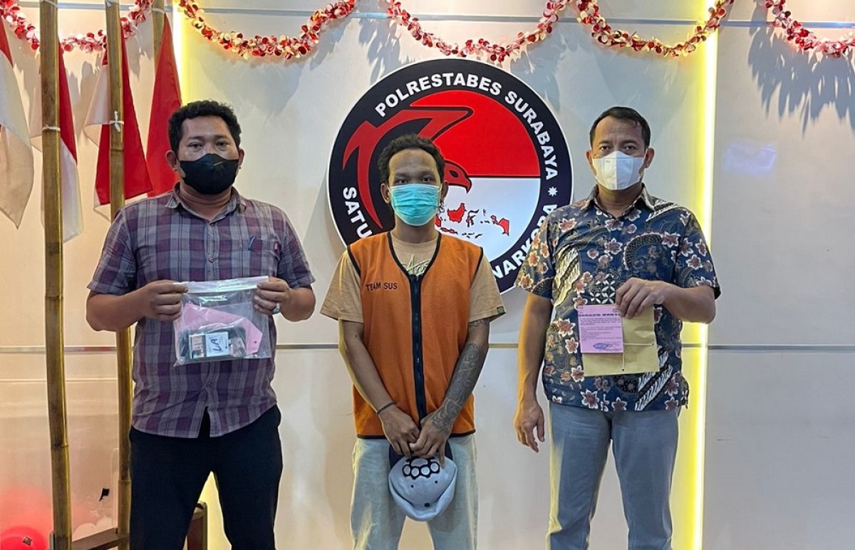 Tersangka HJ beserta barang bukti diamankan polisi. (Foto:  Polrestabes Surabaya)