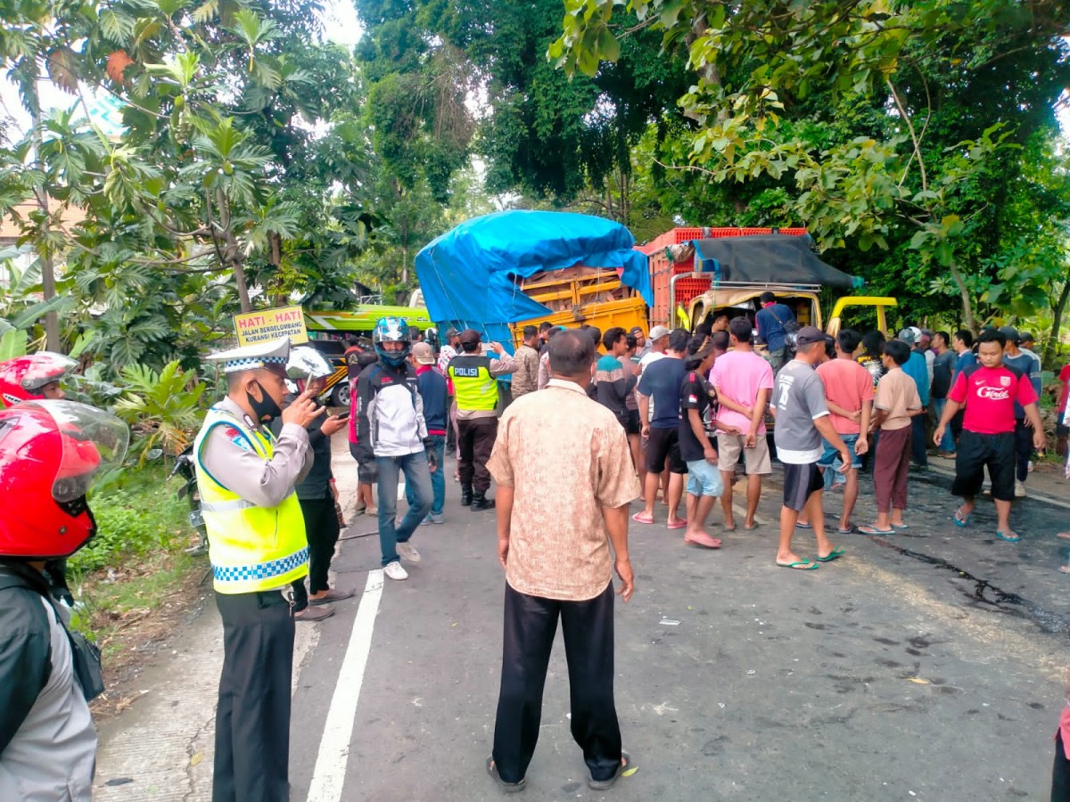 Truk Tronton Rem Blong Seruduk Elf Bermuatan 13 Orang dan Tiga Kendaraan