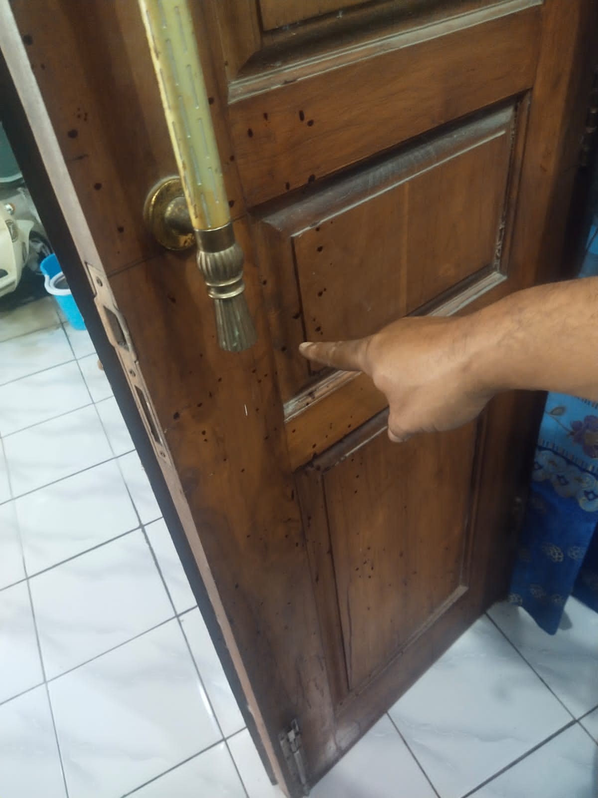 Kawanan Bandit Bertopeng Satroni Rumah dan Bacok Korban