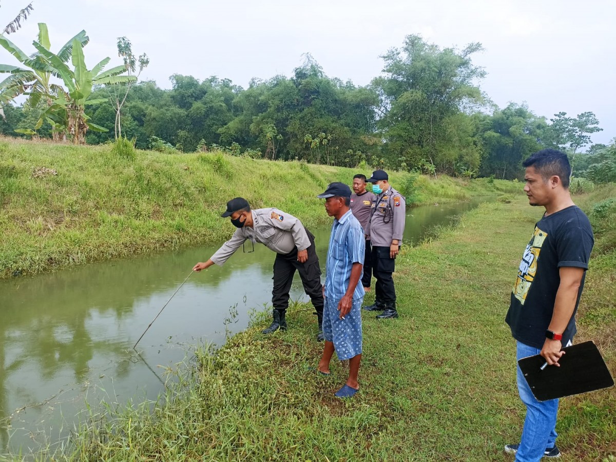 Polisi berada di Sungai Gandong, tempat bocah 9 tahun tewas tenggelam (Foto: Polsek Sumberrejo/jatimnow.com)