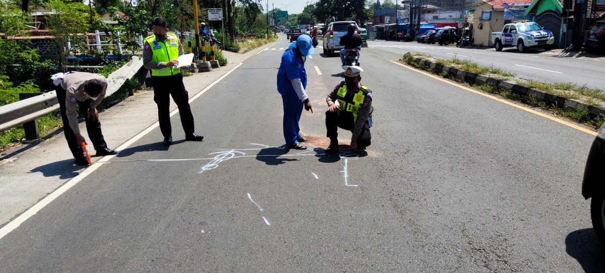 Polisi melakukan olah TKP di lokasi kecelakaan (Foto: Unit Laka Polres Pasuruan)