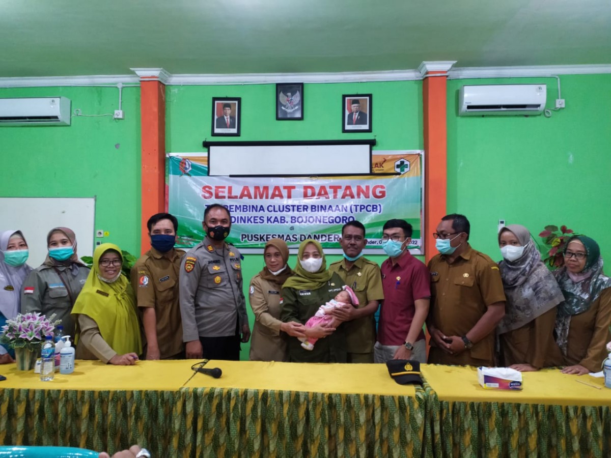 Polisi dan petugas Puskesmas Dander saat menyerahkan banyi ke Dinsos Jatim (Foto-foto: Misbahul Munir/jatimnow.com)