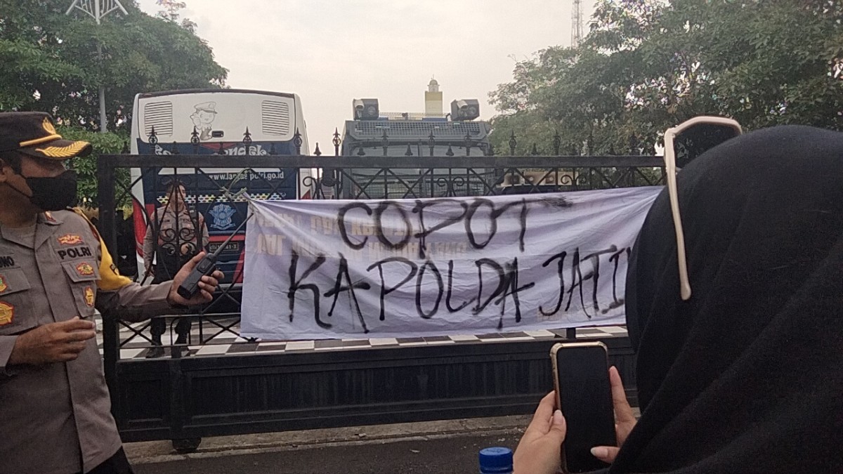 Mahasiswa Uinsa demo tuntut Kapolda Jatim dicopot dari jabatannya. (Foto: Zain Ahmad/jatimnow.com)