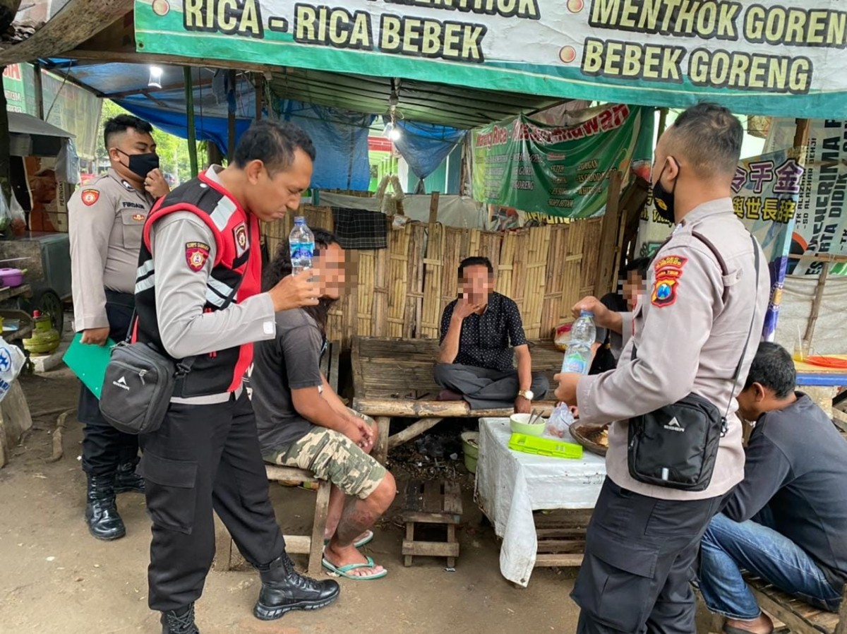 Polisi saat menggerebek warung rica-rica yang menyediakan miras (Foto: Nor for jatimnow.com)
