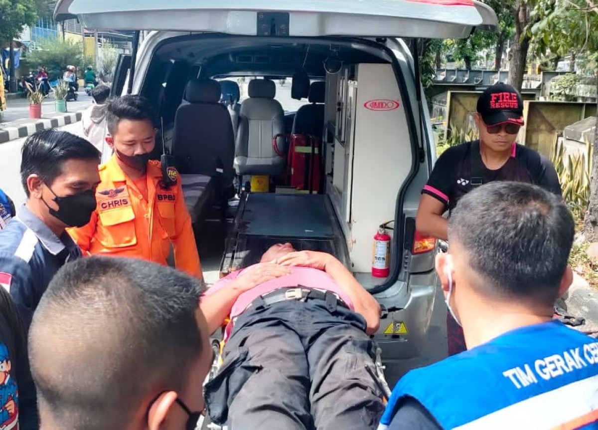 Korban saat dievakuasi petugas. (Foto: BPBD Kota Surabaya/jatimnow.com)