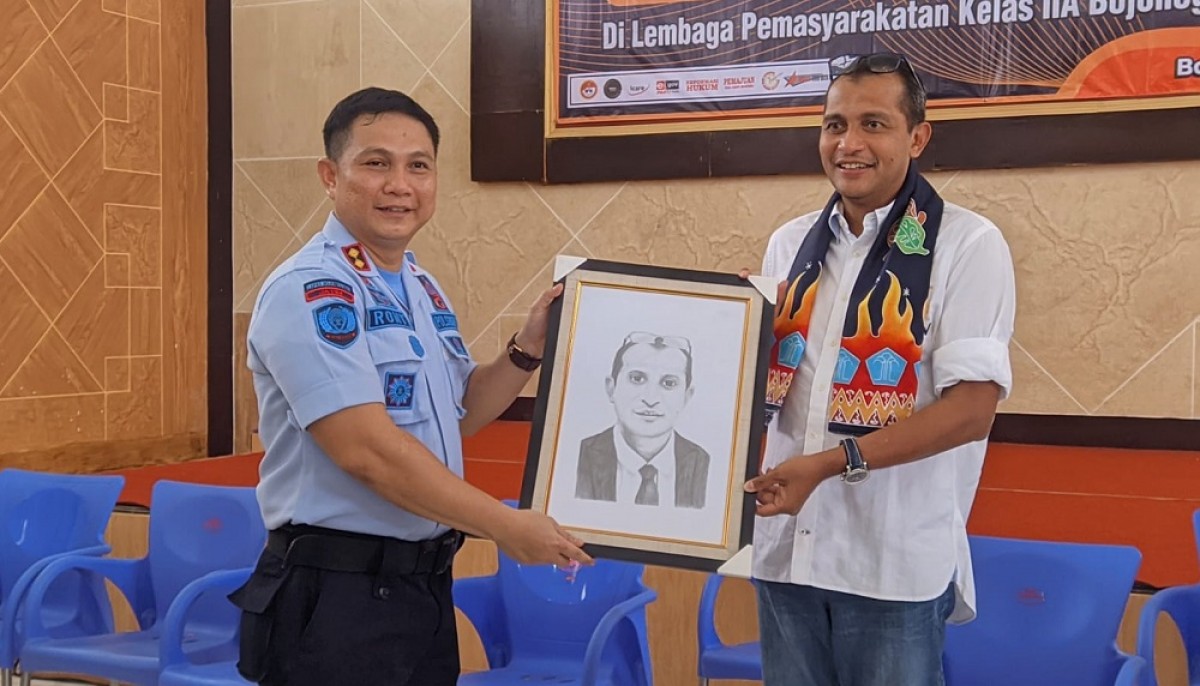 Wamenkumham RI Edward Omar Sharif Hiariej saat menerima lukisan hasil karya warga binaan pemasyarakatan (Foto: Misbahul Munir/jatimnow.com)