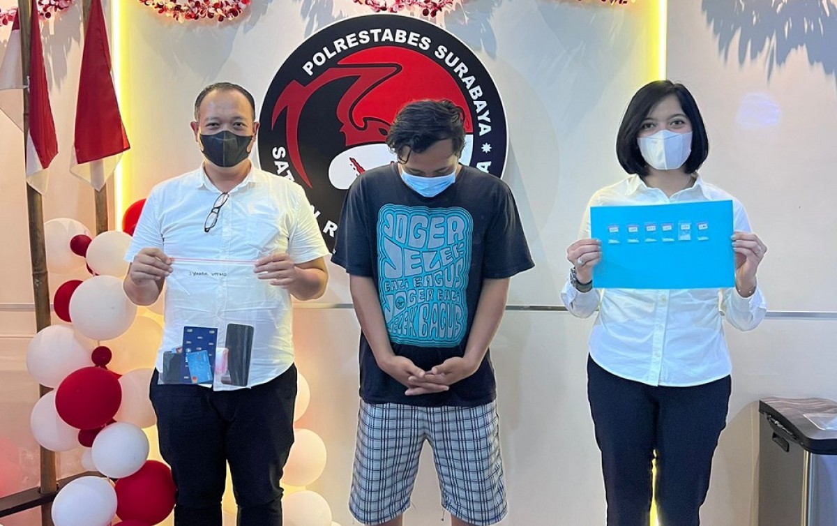 Tersangka saat diamankan polisi. (Foto: Polrestabes Surabaya)