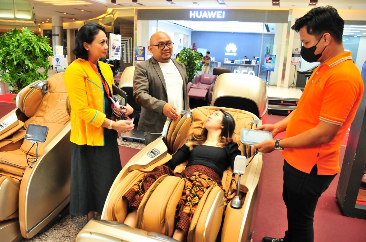 Pengunjung saat menjajal alat kesehatan (Foto: Zain Ahmad/jatimnow.com)