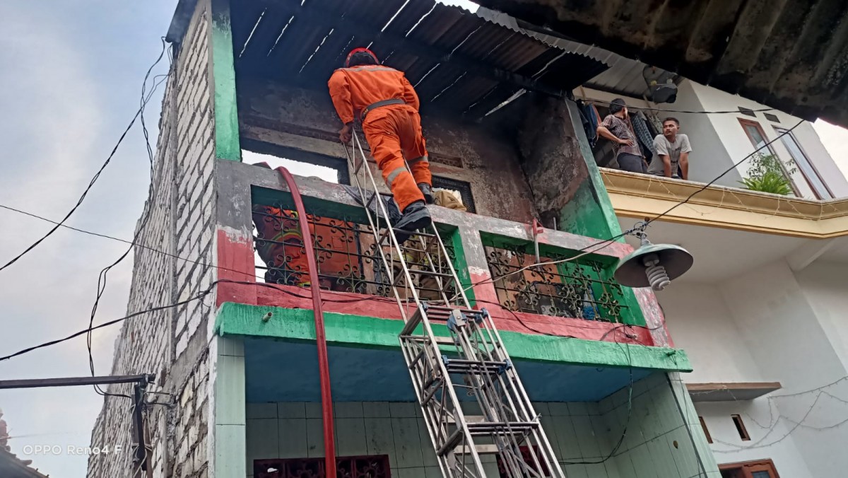Petugas damkar memadamkan kebakaran rumah (Foto: Info Kedaruratan 112 Surabaya)