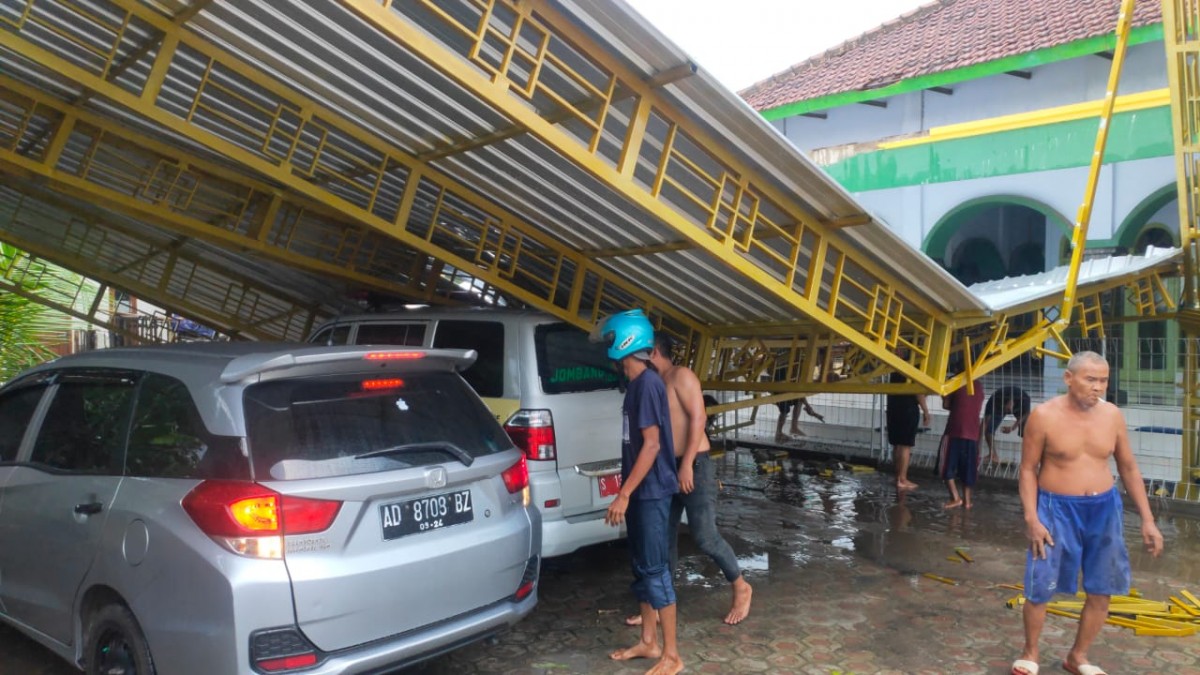 Ambulans siaga Desa milik Pemdes Selorejo yang tertimpa atap parkiran. (Foto: Jajang for jatimnow.com)