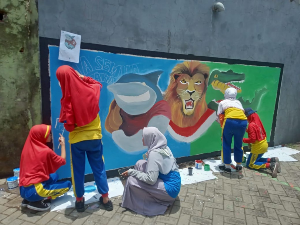 Puluhan siswa Sekolah Inovatif SD Muhammadiyah 7 Jagir, Surabaya menggambar mural. (Foto: Fahrizal Tito/jatimnow.com)
