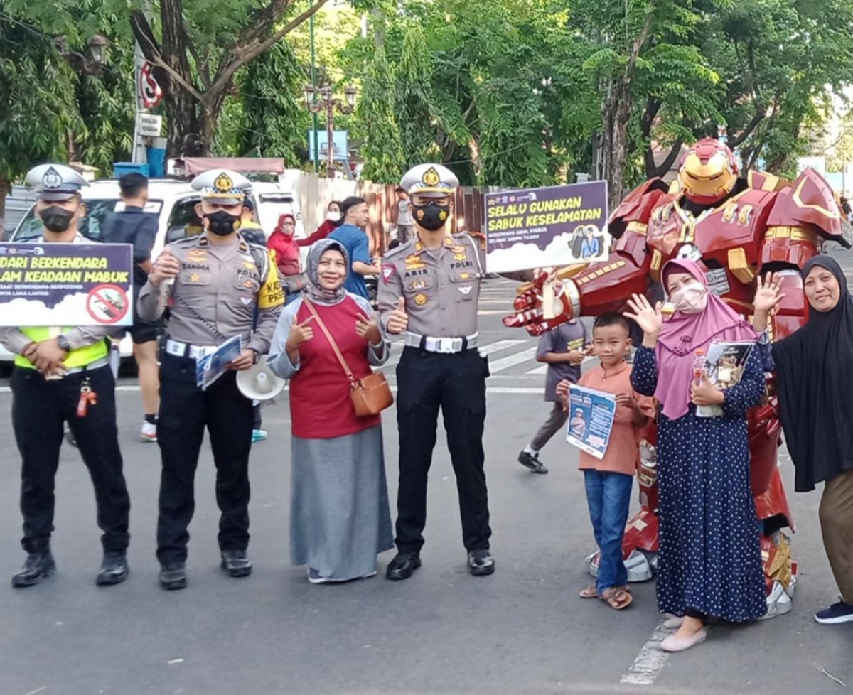 Sosok Iron Man dihadirkan Satlantas Polres Lamongan saat melaksanakan kampanye tertib lalu lintas di alun-alun setempat (Foto: Adyad Ammy Iffansah/jatimnow.com)