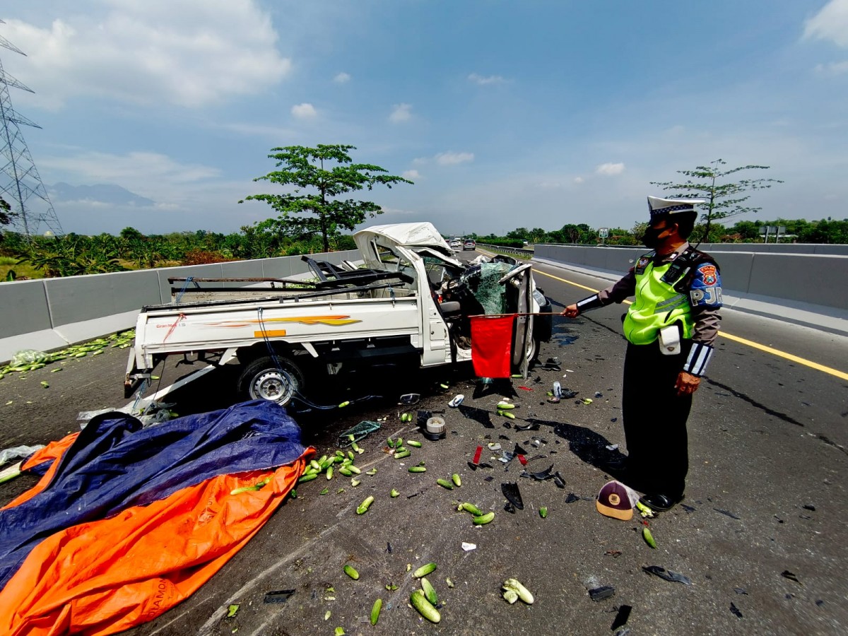 Pikap ringsek tabrak guardrail Tol Gempol-Pasuruan (Foto: Sat PJR Polda Jatim)