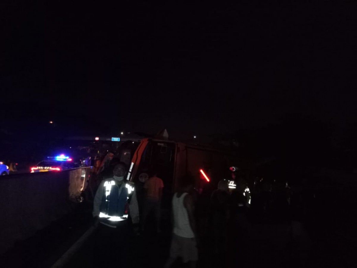 Bus yang menabrak guardrill. (Foto: Sat PJR for jatimnow.com)