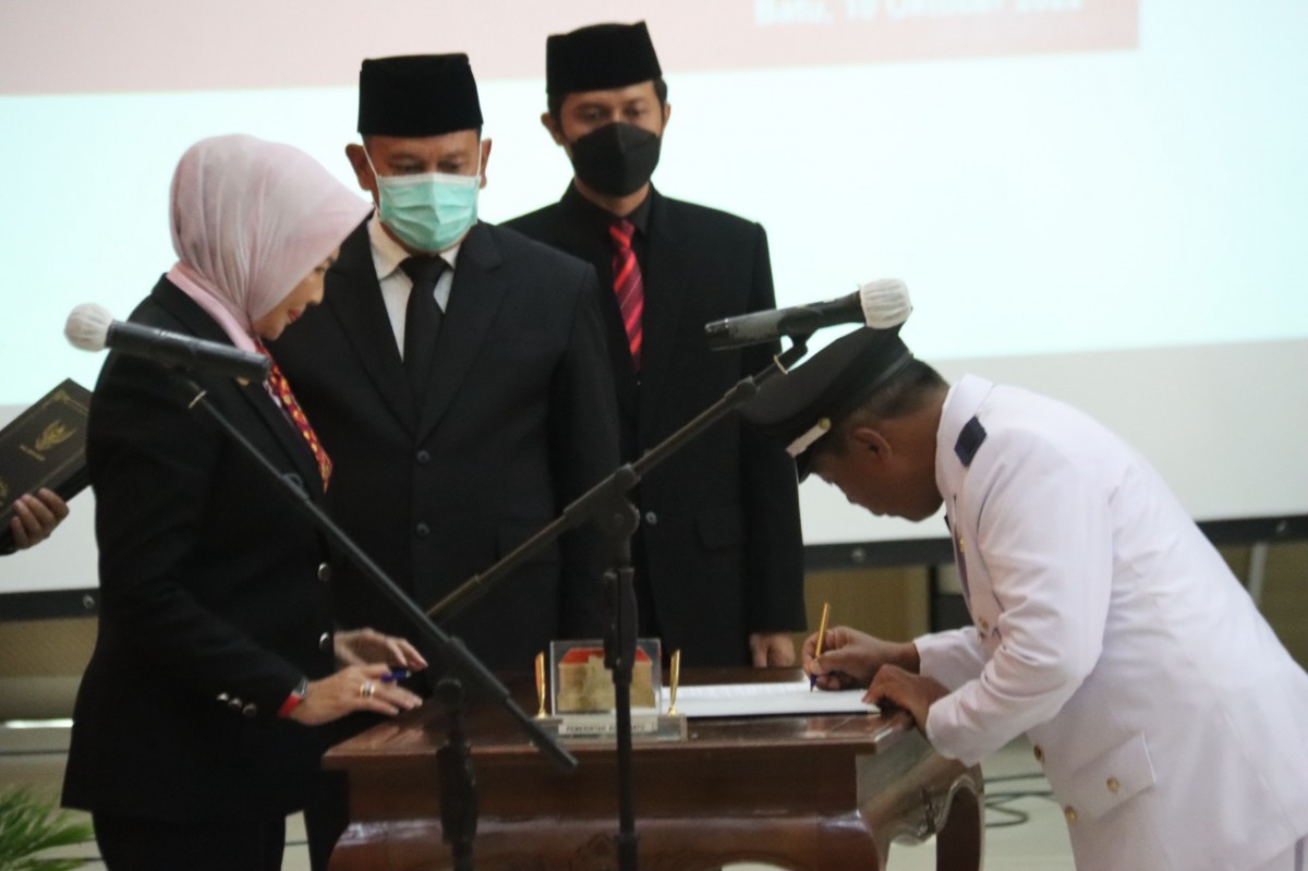 Wali Kota Batu, Dewanti Rumpoko lantik kepala desa terpilih. (Foto: Galih Rakasiwi/jatimnow.com)
