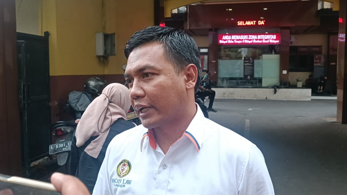 Kuasa Hukum Abdul Haris, Taufiq Hidayat saat memberikan keterangan kepada wartawan di Polda Jatim (Foto: Zain Ahmad/jatimnow.com)