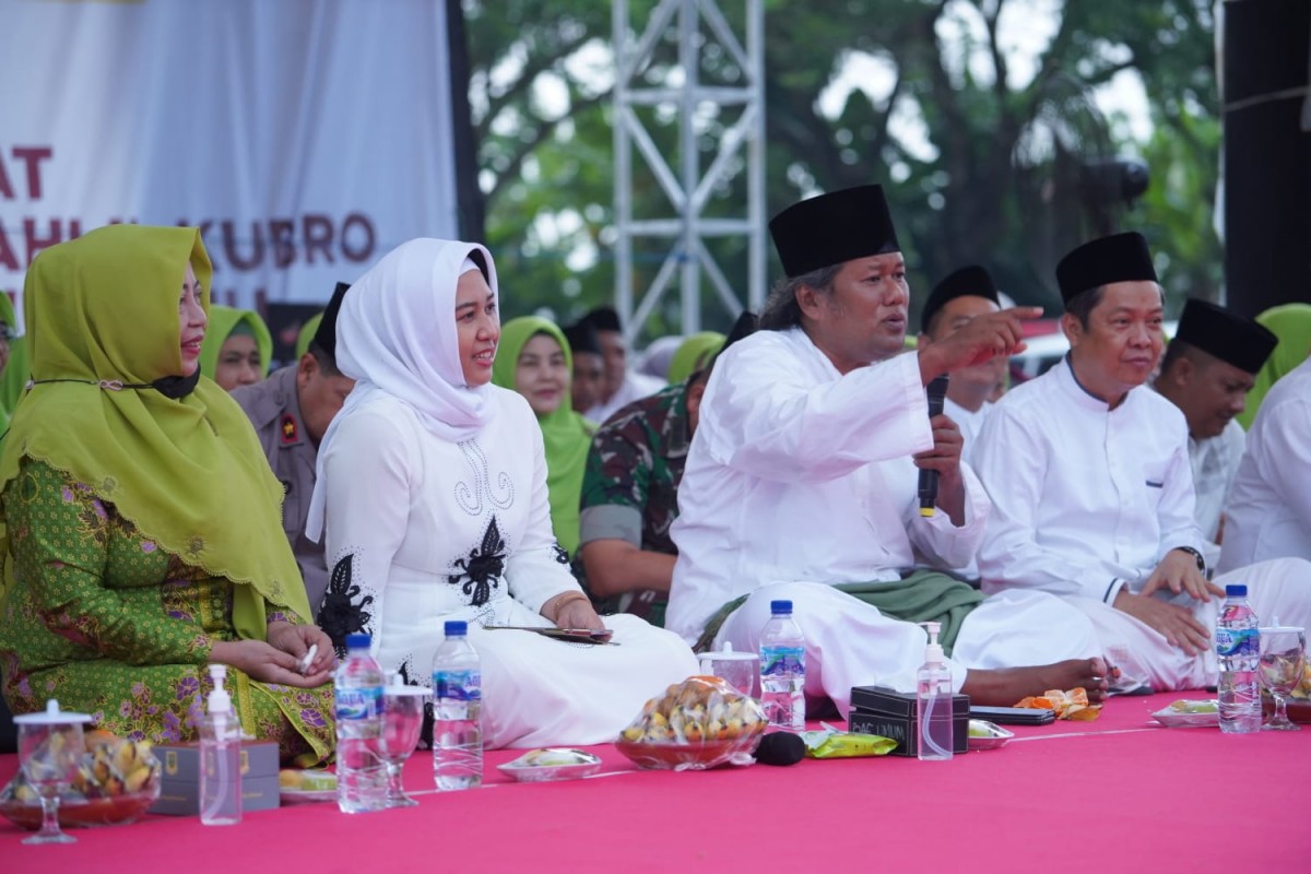 Wali Kota Mojokerto Ika Puspitasari bersama suami beserta Gus Muwafiq. (Foto-foto: Bejo for jatimnow.com)