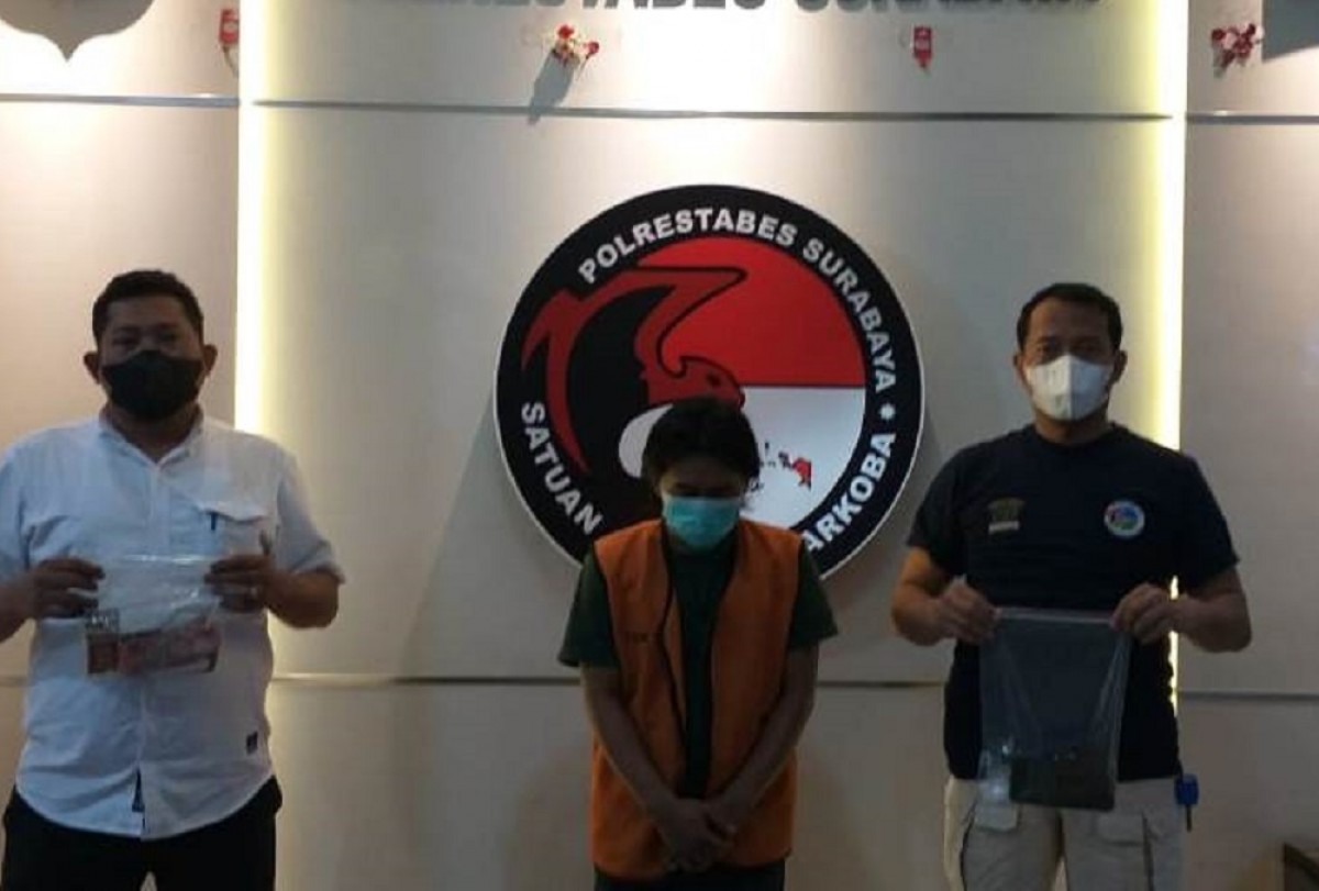Tersangka diamankan polisi. (Foto: Polrestabes Surabaya)